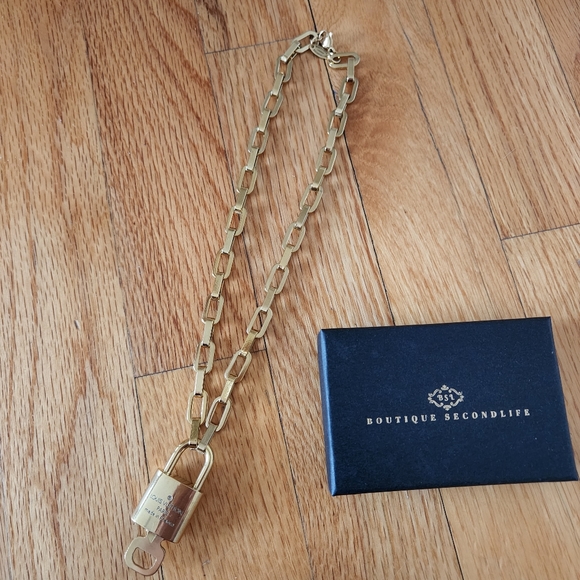 Authentic Louis Vuitton lock pendant - Picture 4 of 10
